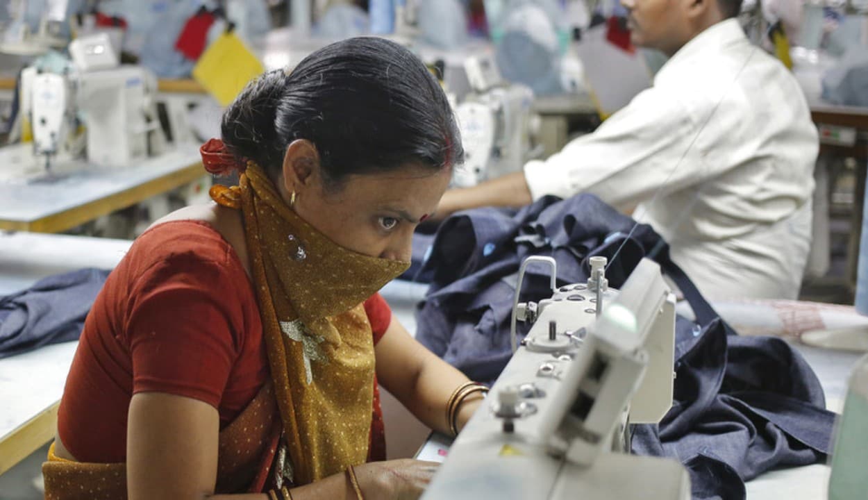 Corona impact : कोरोना महामारी ने बढ़ाई महिलाओं की बेरोजगारी, ज्यादातर लेडी वर्कर्स को बीच में छोड़नी पड़ी नौकरी