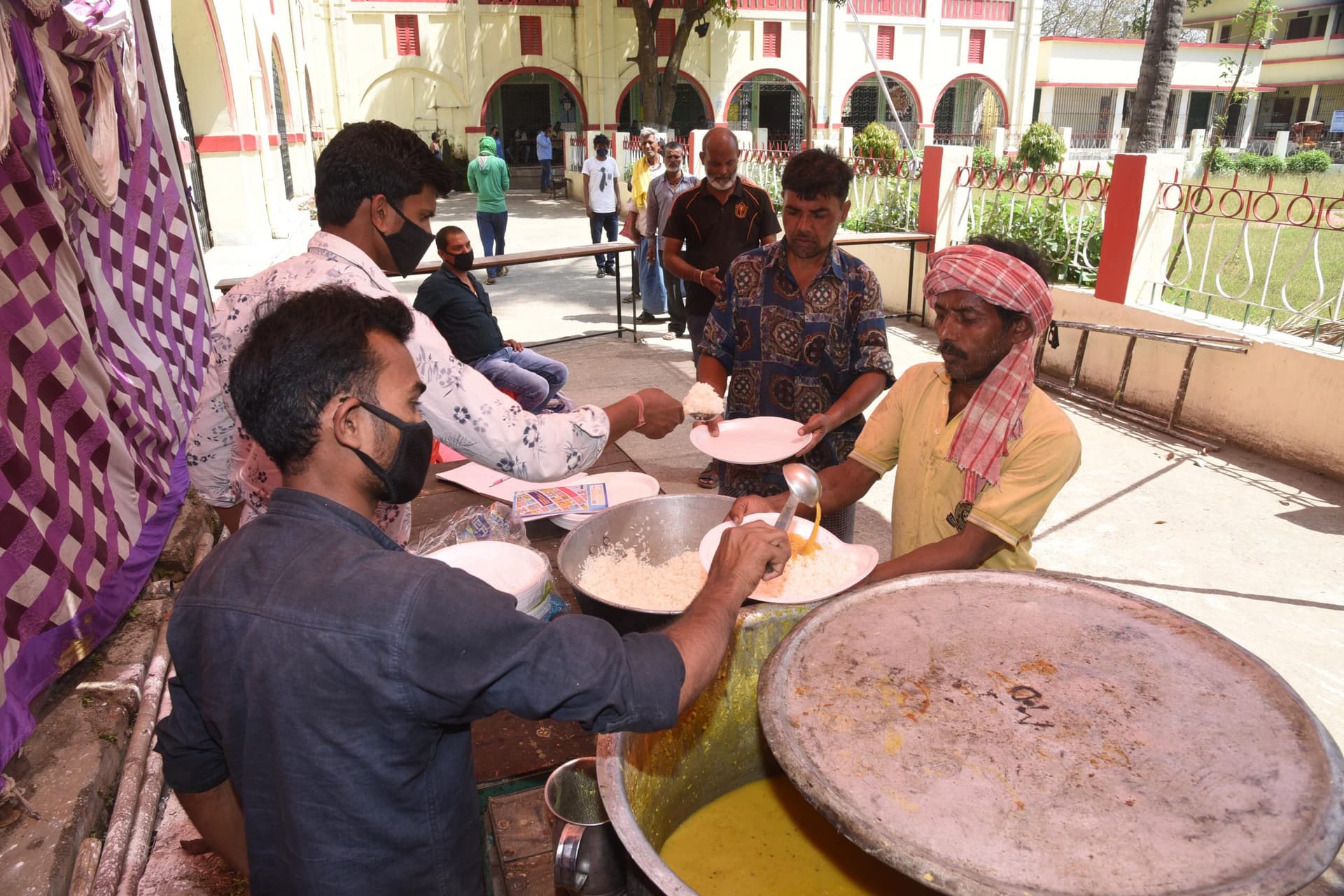 लॉकडाउन : दाने-दाने को तरस रहे हैं दूसरे राज्यों में फंसे बिहार के मजदूर लॉकडाउन : दाने-दाने को तरस रहे हैं दूसरे राज्यों में फंसे बिहार के मजदूर