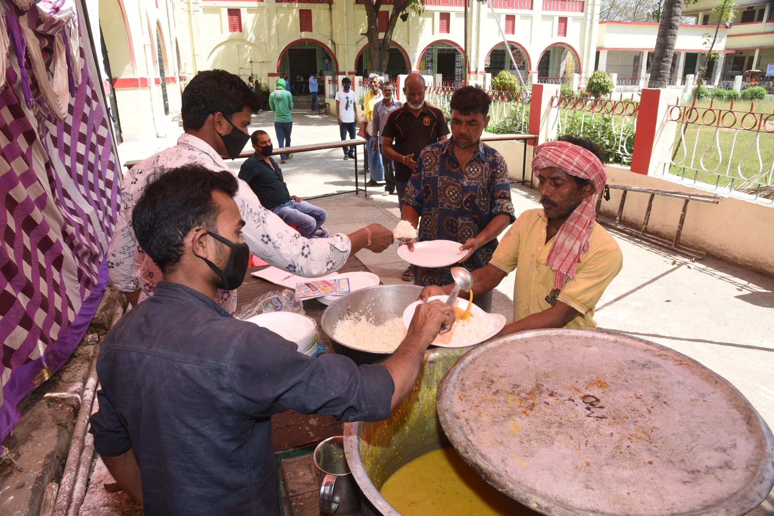 लॉकडाउन : दाने-दाने को तरस रहे हैं दूसरे राज्यों में फंसे बिहार के मजदूर