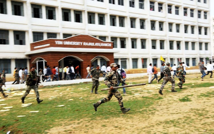 रांची : वाईबीएन यूनिवर्सिटी में परीक्षार्थियों का हंगामा, तोड़फोड़ व पत्थरबाजी के बाद पुलिस ने बरसाई लाठियां