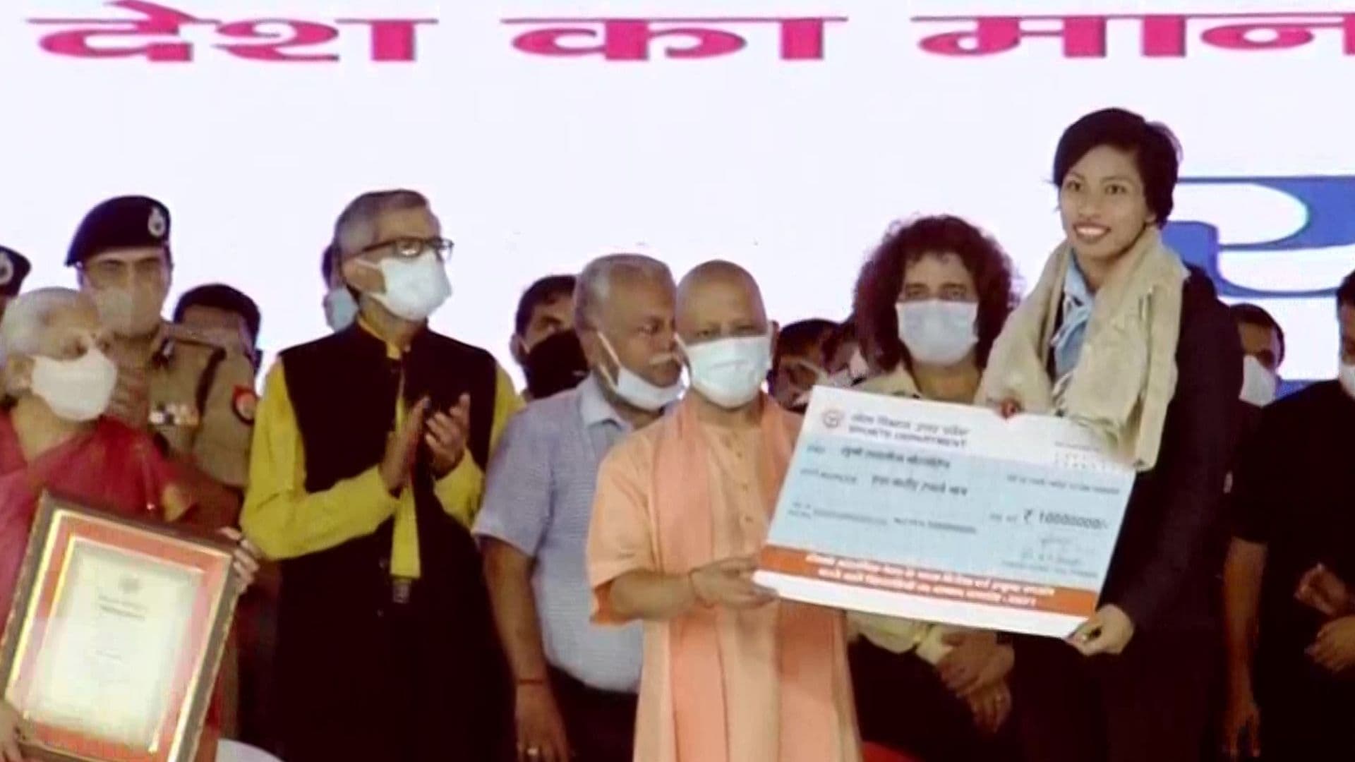 CM आदित्यनाथ ने Olympic पदक विजेताओं को किया सम्मानित, खेलों को गोद लेगी योगी सरकार CM आदित्यनाथ ने Olympic पदक विजेताओं को किया सम्मानित, खेलों को गोद लेगी योगी सरकार