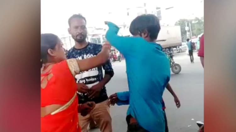 लखनऊ : फिर हुई ड्राइवर की पिटाई, थप्पड़ गर्ल के बाद अब 'चप्पल लेडी' का VIDEO VIRAL