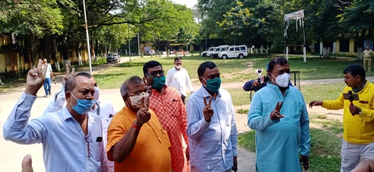 बेरमो में भाजपा प्रत्याशी योगेश्वर महतो बाटुल ने किया नामांकन, हेमंत सोरेन पर बरसे एनडीए के नेता