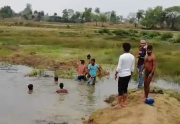 तालाब में डूबने से दो सगी बहनों की मौत, नहाने गयी बच्चियां मछली पकड़ने गहरे पानी में गयीं
