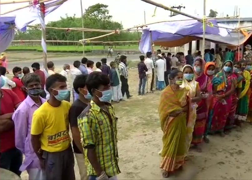 उत्तर 24 परगना में TMC-BJP कार्यकर्ताओं के बीच मारपीट, बमबाजी में एक घायल, CRPF पर फायरिंग का आरोप