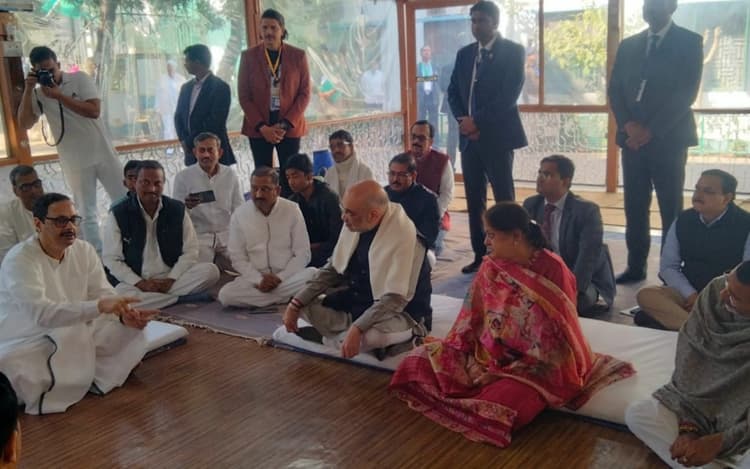 देवघर के सत्संग आश्रम में ठाकुर अनुकूल चंद के दर्शन कर दिल्ली रवाना हुए गृह मंत्री अमित शाह, देखें तस्वीरें