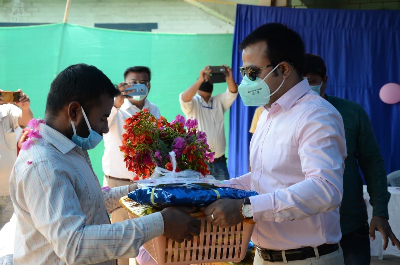 पलामू में तीन लोगों ने दी कोरोना को मात, गाजे-बाजे के साथ दी गयी अस्पताल से विदाई