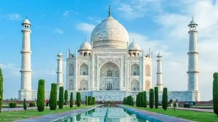 Agra News: ताजमहल के आसपास घूमने वाले फर्जी गाइडों पर अब लगेगी लगाम, पर्यटन पुलिस ने दर्ज किया मुकदमा