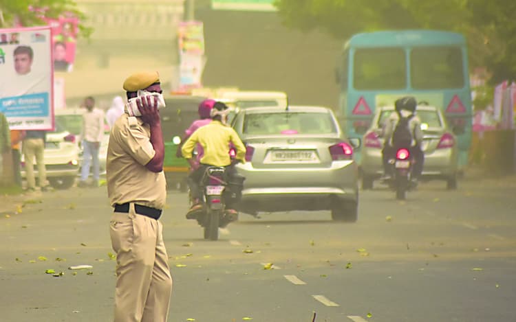 प्रदूषण पर राजनीति घातक है