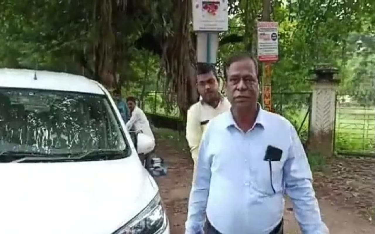 गौ तस्करी मामले में अनुब्रत मंडल के संपर्क में रहने वाले लोगों से सीबीआई की पूछताछ हुई तेज गौ तस्करी मामले में अनुब्रत मंडल के संपर्क में रहने वाले लोगों से सीबीआई की पूछताछ हुई तेज