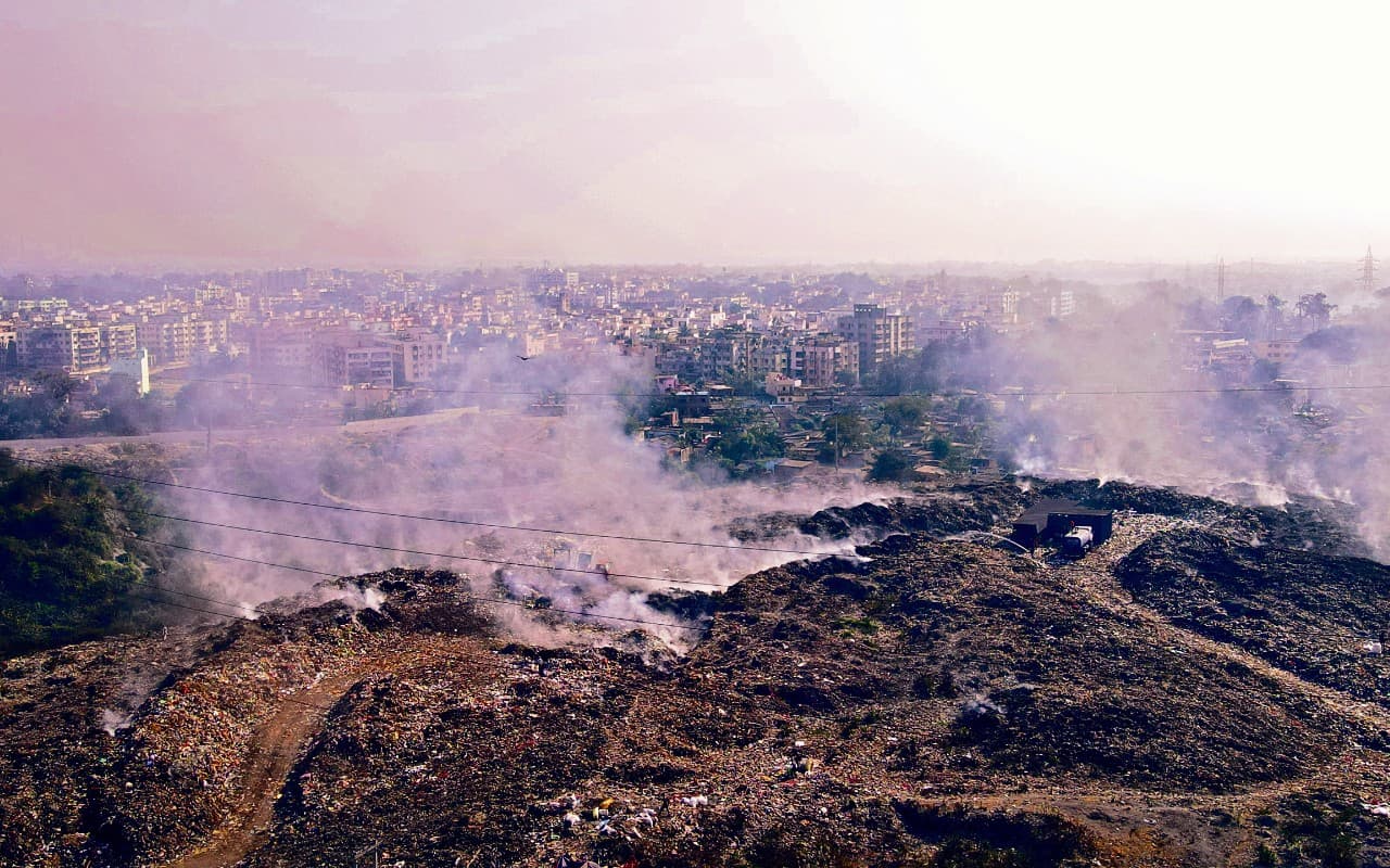 झारखंड: 60 हजार लीटर पानी से भी ठंडी नहीं हुई कचरा डंपिंग साइट में लगी आग, अक्षेस ने किया ये दावा