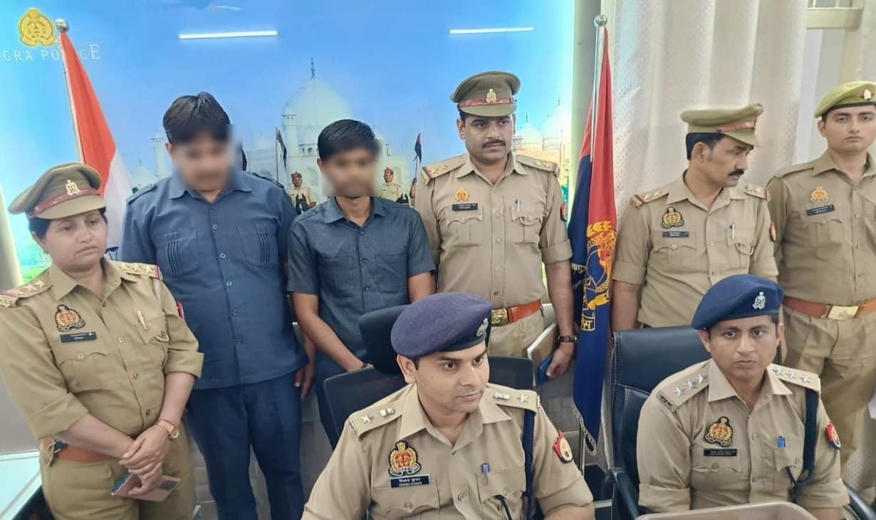 आगरा: जापानी पर्यटकों के साथ ठगी करने वाले दो चालक गिरफ्तार, टैक्सी किराया के नाम पर ऐंठे थे लाखों रुपये
