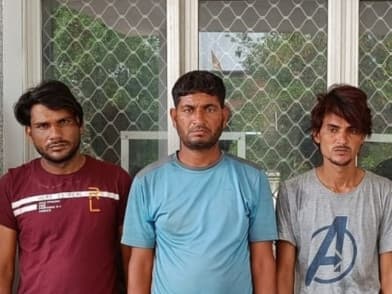 कानपुर पुलिस ने 68 ATM कार्ड के साथ तीन शातिर हैकर्स को दबोचा, चिमटी डालकर निकाल लेते थे रुपये कानपुर पुलिस ने 68 ATM कार्ड के साथ तीन शातिर हैकर्स को दबोचा, चिमटी डालकर निकाल लेते थे रुपये