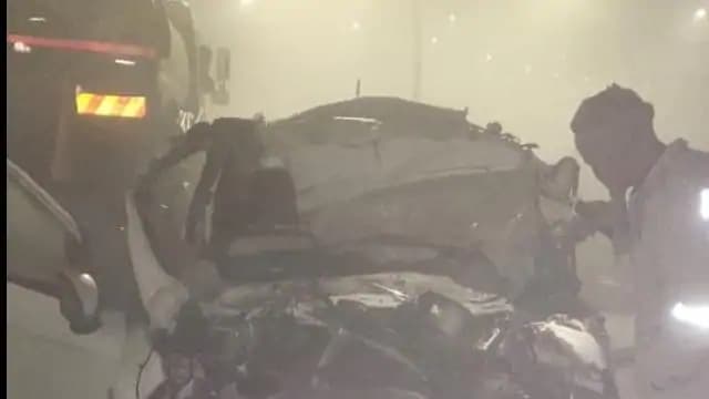 Uttar Pradesh News: आगरा-लखनऊ एक्सप्रेसवे पर ट्रक में घुसी कार, एक ही परिवार के छह लोगों की मौत