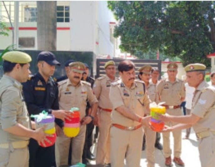 बरेलीः आईजी रेंज ने 'सेव अवर बर्ड मिशन' का किया आगाज, पक्षियों के लिए पुलिसकर्मियों को बांटे बर्तन और दाना