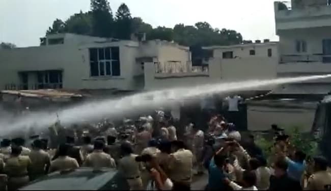 चंडीगढ़ में बीजेपी के खिलाफ AAP महिला विंग की कार्यकर्ताओं का प्रदर्शन, पुलिस ने किया वाटर कैनन का इस्तेमाल