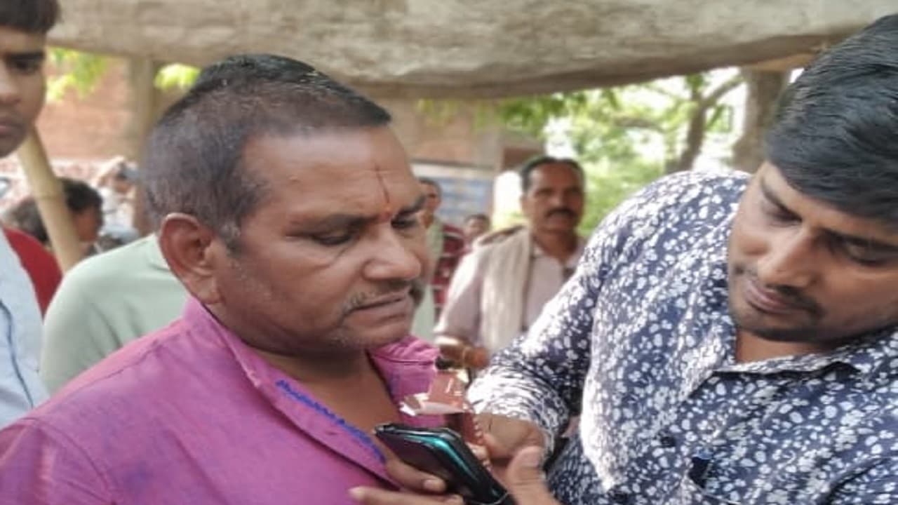Jharkhand News: राजस्व कर्मचारी 9 हजार घूस लेते अरेस्ट, म्यूटेशन के लिए मांगी थी रिश्वत, ACB ने ऐसे दबोचा Jharkhand News: राजस्व कर्मचारी 9 हजार घूस लेते अरेस्ट, म्यूटेशन के लिए मांगी थी रिश्वत, ACB ने ऐसे दबोचा