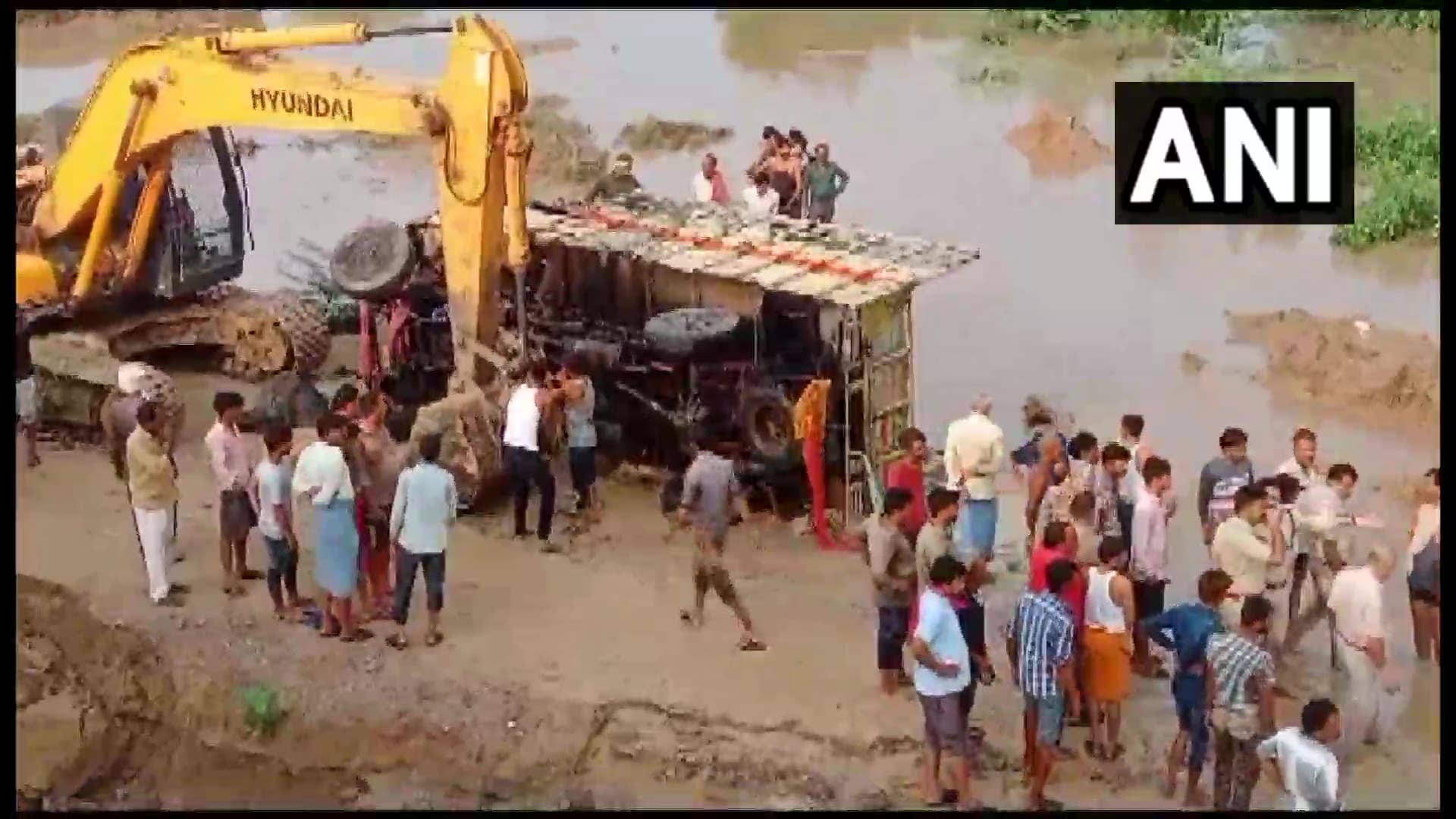 Big Accident: एमपी के दतिया में बड़ा हादसा, गाड़ी पलटने से 5 लोगों की मौत, कई घायल