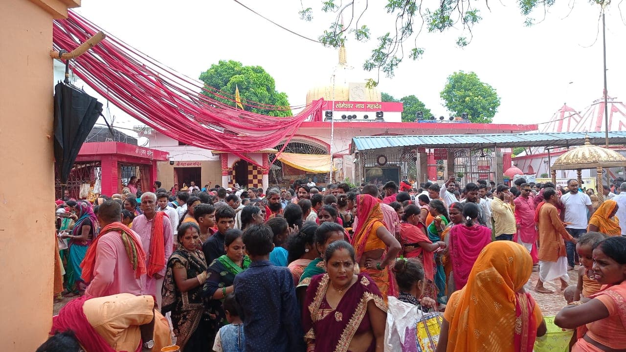 नाग पंचमी पर सोमेश्वरनाथ धाम में श्रद्धालुओं का उमड़ा जनसैलाब, सवा लाख लीटर जल से किया महादेव का जलाभिषेक