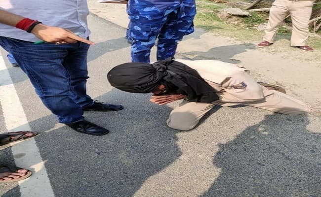 वायरल वीडियो : अधिकारी की गाड़ी रोकने पर बुजुर्ग होमगार्ड को मिली सजा, कान पकड़कर करायी उठक बैठक, डीजीपी ने बताया शर्मनाक