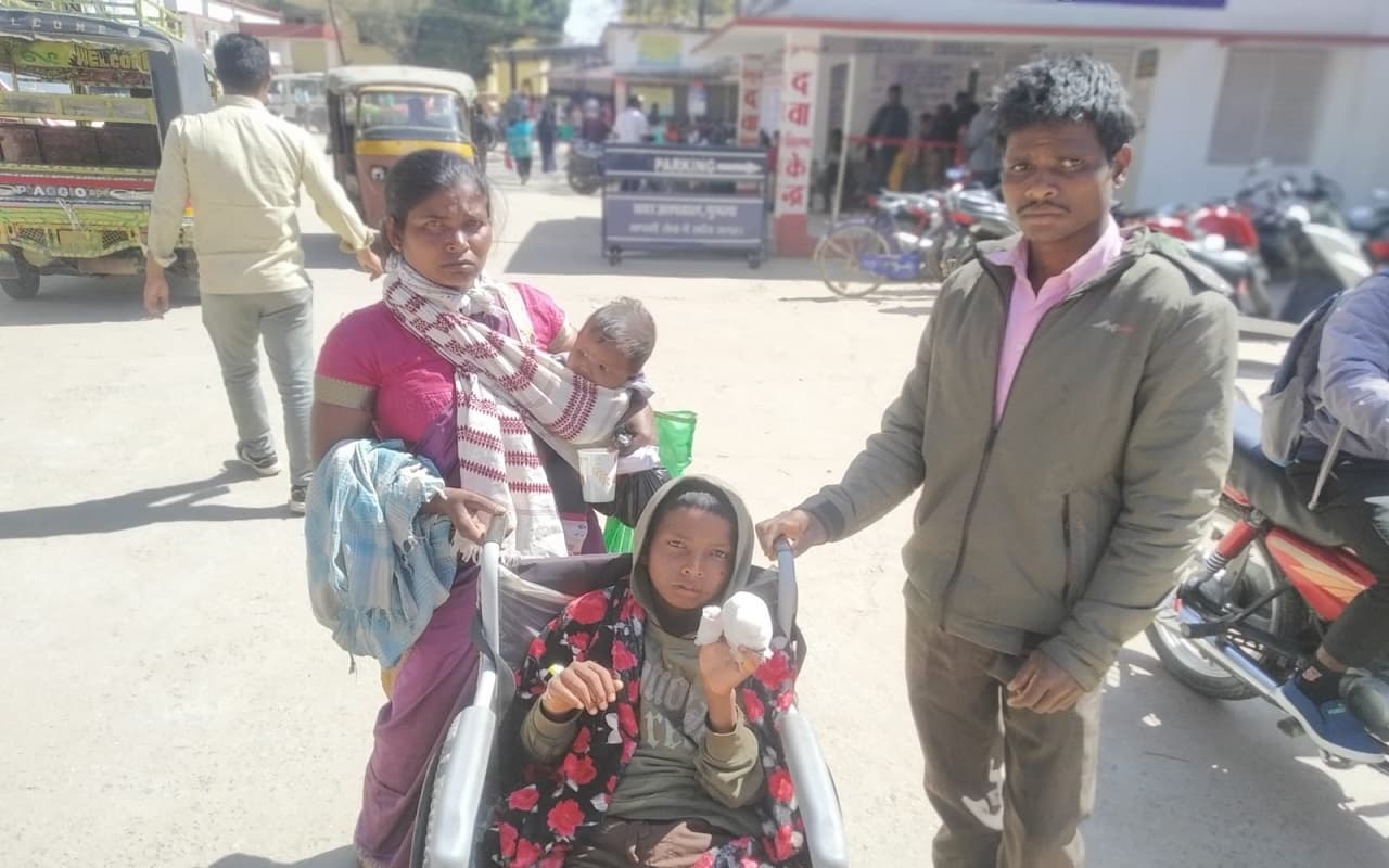 झारखंड : आदिम जनजाति समुदाय की चौथी क्लास के बच्चे के हाथ में फटा बम, 4 उंगलियां उड़ीं, थानेदार ने की मदद झारखंड : आदिम जनजाति समुदाय की चौथी क्लास के बच्चे के हाथ में फटा बम, 4 उंगलियां उड़ीं, थानेदार ने की मदद