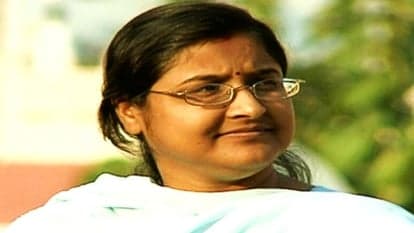 Agra News: पूर्व आईपीएस अमिताभ ठाकुर की पत्नी का Driving License निकला फर्जी, ऐसे आयी सच्चाई सामने