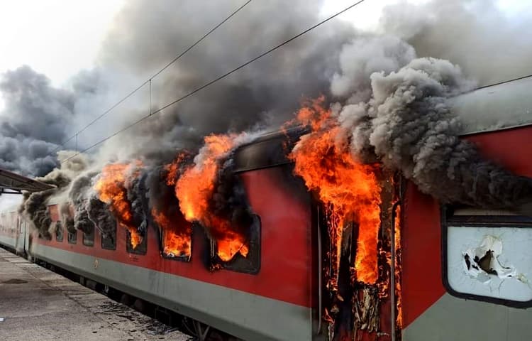 Agnipath Scheme Protests: ट्रेन लेट हो गई है, तो टिकट पर मिलेगा पूरा रिफंड; जानें कैसे