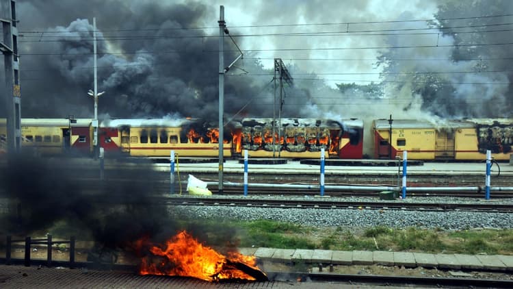 Agneepath Protest : मुजफ्फरपुर में युवाओं को उकसानेवाले ट्रेनर की है पुलिस को तलाश, पिता को मिली जमानत