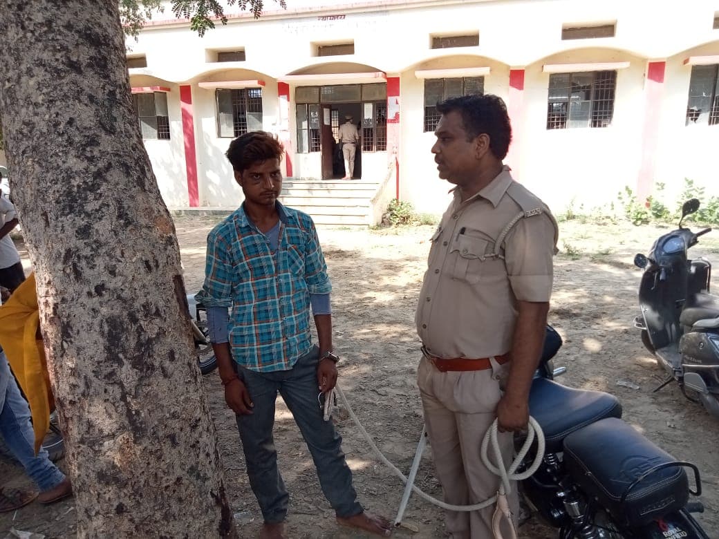 UP News: बेटे के हाथ में बंदूक देख थाने पहुंची मां, पुलिस से कहा- ‘करो गिरफ्तार’
