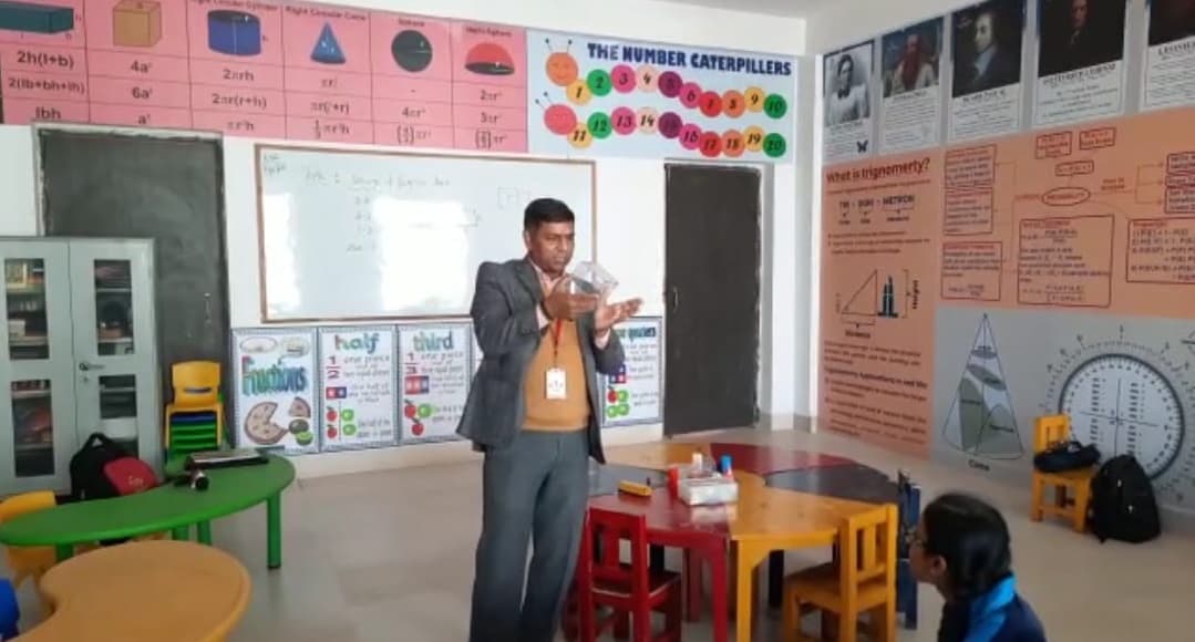 UP: आगरा के स्कूल में मिनटों में सवाल हल करते हैं बच्चे, गणित में ले रहे दिलचस्पी, शुरू की मैथमेटिक्स लैब UP: आगरा के स्कूल में मिनटों में सवाल हल करते हैं बच्चे, गणित में ले रहे दिलचस्पी, शुरू की मैथमेटिक्स लैब