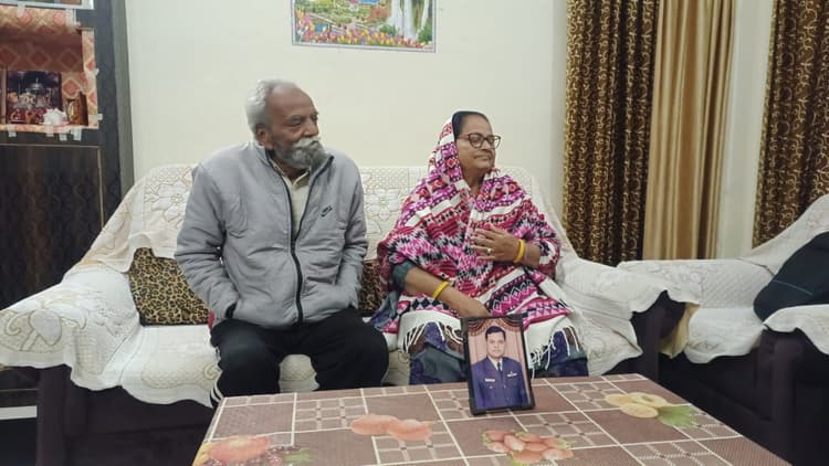 Agra News: विंग कमांडर पृथ्वी सिंह चौहान की शहादत को भूले जनप्रतिनिधि, बेटे को याद कर मां के छलके आंसू