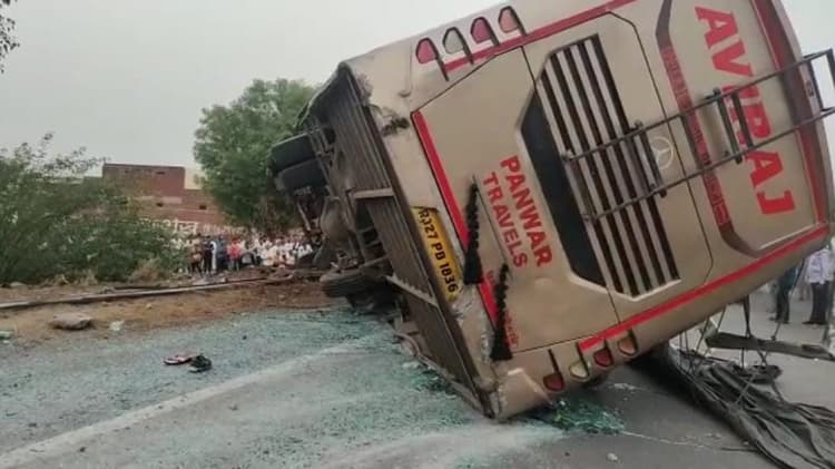 Agra News: जयपुर से बिहार जा रही स्लीपर कोच बस पलटी, 2 यात्रियों की मौत, कई घायल