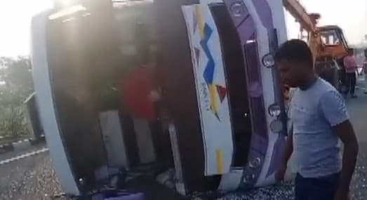 यूपी के इटावा में बड़ा सड़क हादसा, आगरा-लखनऊ एक्सप्रेसवे पर पलटी बस, कई यात्री घायल