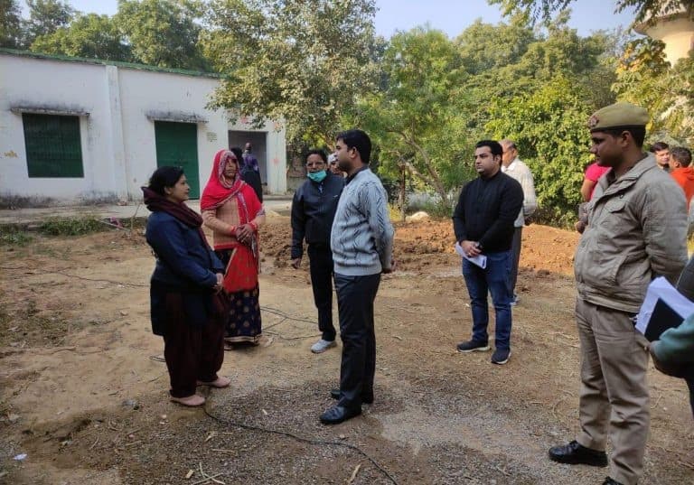 Agra News: विद्यालय में गैरहाजिर मिलने पर नपे 600 शिक्षक, CDO की कार्रवाई से शिक्षा विभाग में हड़कंप Agra News: विद्यालय में गैरहाजिर मिलने पर नपे 600 शिक्षक, CDO की कार्रवाई से शिक्षा विभाग में हड़कंप