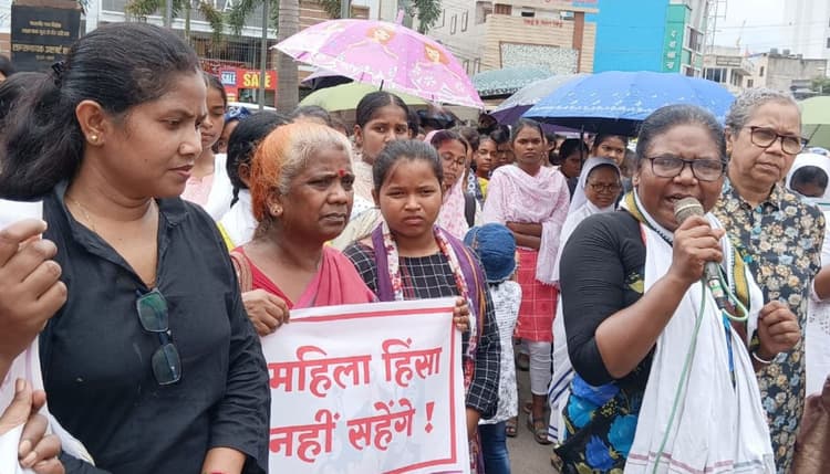 मणिपुर में आदिवासी महिलाओं को निर्वस्त्र कर घुमाने का इस तरह से हुआ झारखंड में विरोध