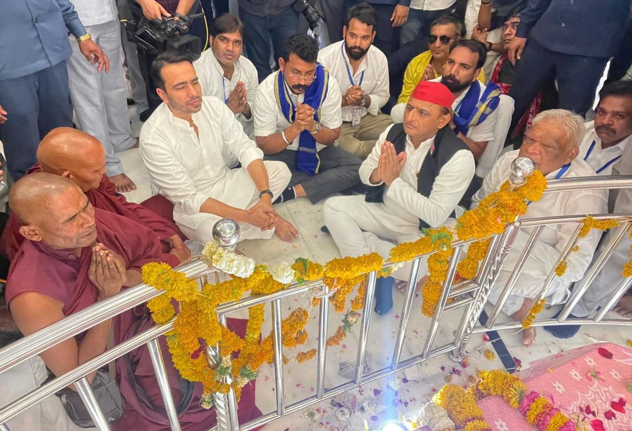डॉ. अंबेडकर की जन्मस्थली महू में अखिलेश यादव, संविधान बचाने का लिया संकल्प, जयंत चौधरी, चंद्रशेखर भी थे मौजूद