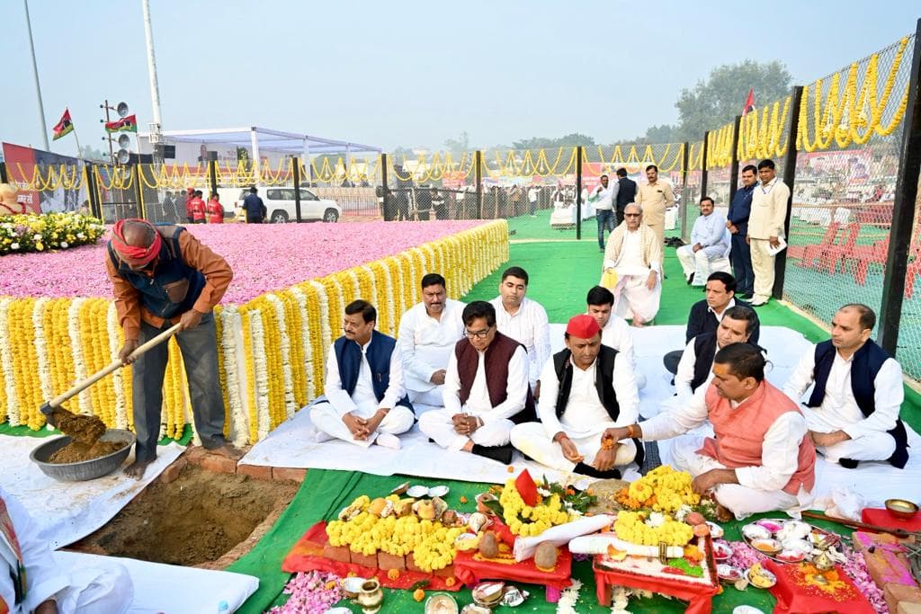 मुलायम सिंह ने बदली थी सियासत की दिशा, पीएम नहीं बनने का रहा मलाल, जयंती पर सैफई में हुआ स्मारक का शिलान्यास