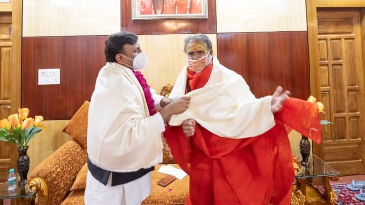 Narendra Giri Death: जब कोरोना पॉजिटिव होने के बाद भी महंत नरेंद्र गिरि से मिलने पहुंच गए थे अखिलेश यादव