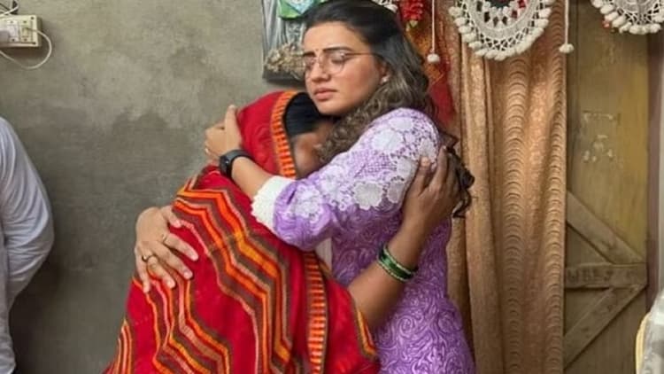 आकांक्षा दुबे की मां से मुलाकात कर अक्षरा सिंह भावुक, दोषी के खिलाफ की कार्रवाई की मांग