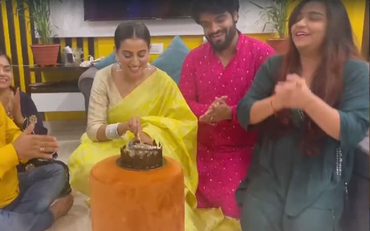 Akshara Singh Song: अक्षरा सिंह का नया गाना 'मेकअप' मचा रहा धूम, VIDEO में दिखा एक्ट्रेस का किलर एटीट्यूड