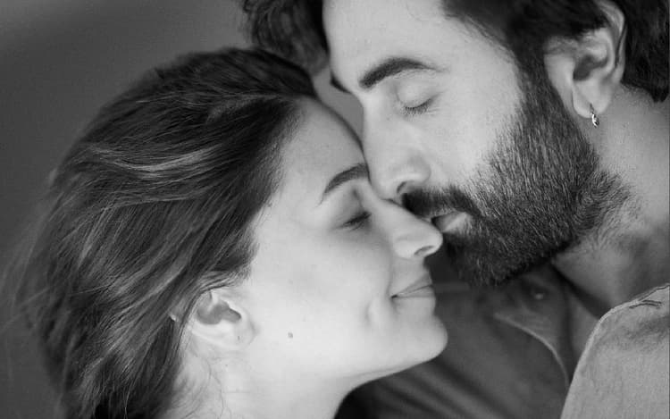 आलिया भट्ट गोद भराई में दिखी बेहद खूबसूरत, इन सितारों ने बिखेरा जलवा, PHOTOS