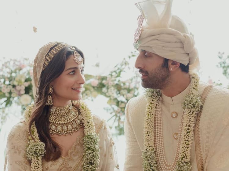 Alia Ranbir Reception: आलिया-रणबीर की पार्टी में सेलेब्स जमाया रंग, शाहरुख खान भी आए नजर; VIDEO