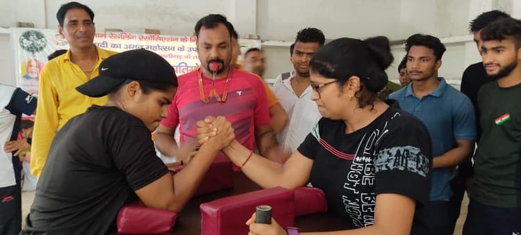 Aligarh News: अलीगढ़ में पहली बार हुई पंजा कुश्ती, इन चैंपियंस ने दिखाया अपना जज्बा