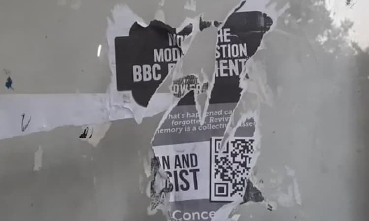 Aligarh: बीबीसी डॉक्यूमेंट्री विवाद पहुंचा अलीगढ़ मुस्लिम यूनिवर्सिटी, QR कोड के साथ लगे पोस्टर, देखने की अपील