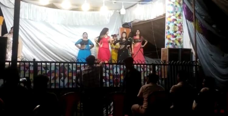 अलीगढ़: अश्लील डांस पर यहां होती है नोटों की बरसात, पुलिस भी खामोशी से देखती है तमाशा