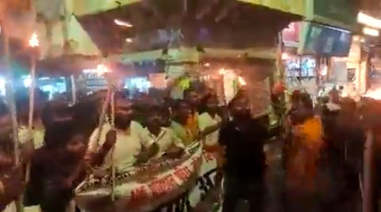 Allahabad University: 400 प्रतिशत फीस वृद्धि के विरोध में छात्रों ने निकाला मशाल जुलूस