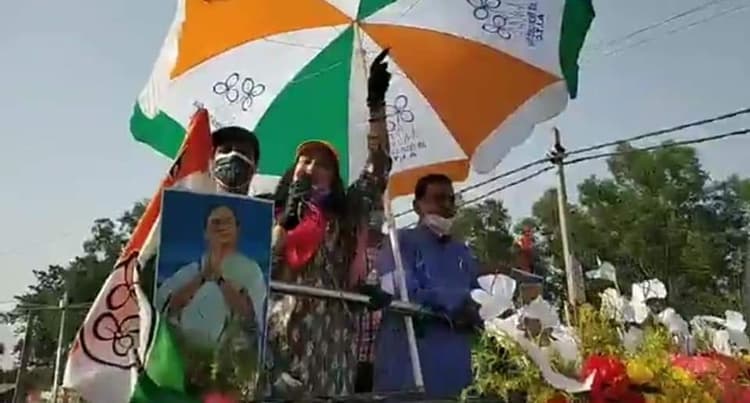 TMC कैंडिडेट के लिए बाॅलीवुड अभिनेत्री अमीषा पटेल ने किया रोड शो, लोगों की उमड़ी भीड़