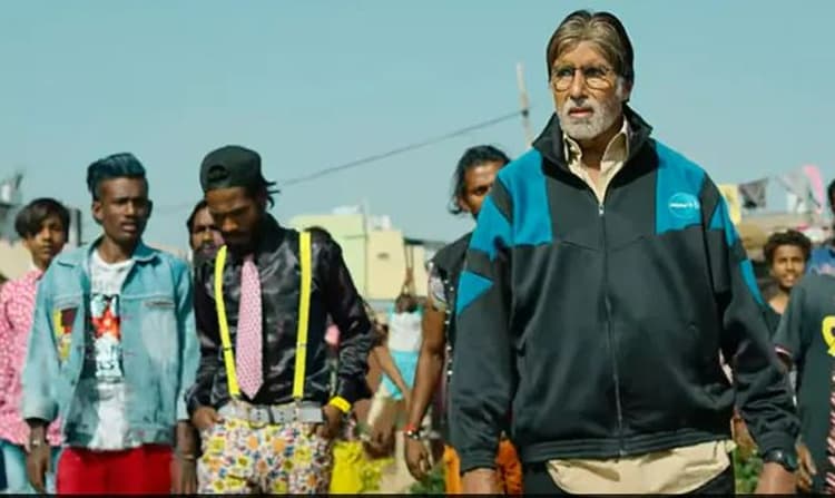 Jhund Film Review: अमीर-गरीब की खाई को पाटने की बेबाक कहानी है 'झुंड'