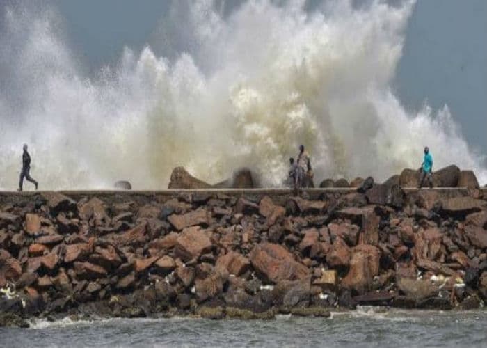 अम्फान ने बांग्लादेश तट पर दी दस्तक, 10 लाख लोगों की बिजली आपूर्ति बाधित, एक व्यक्ति की मौत