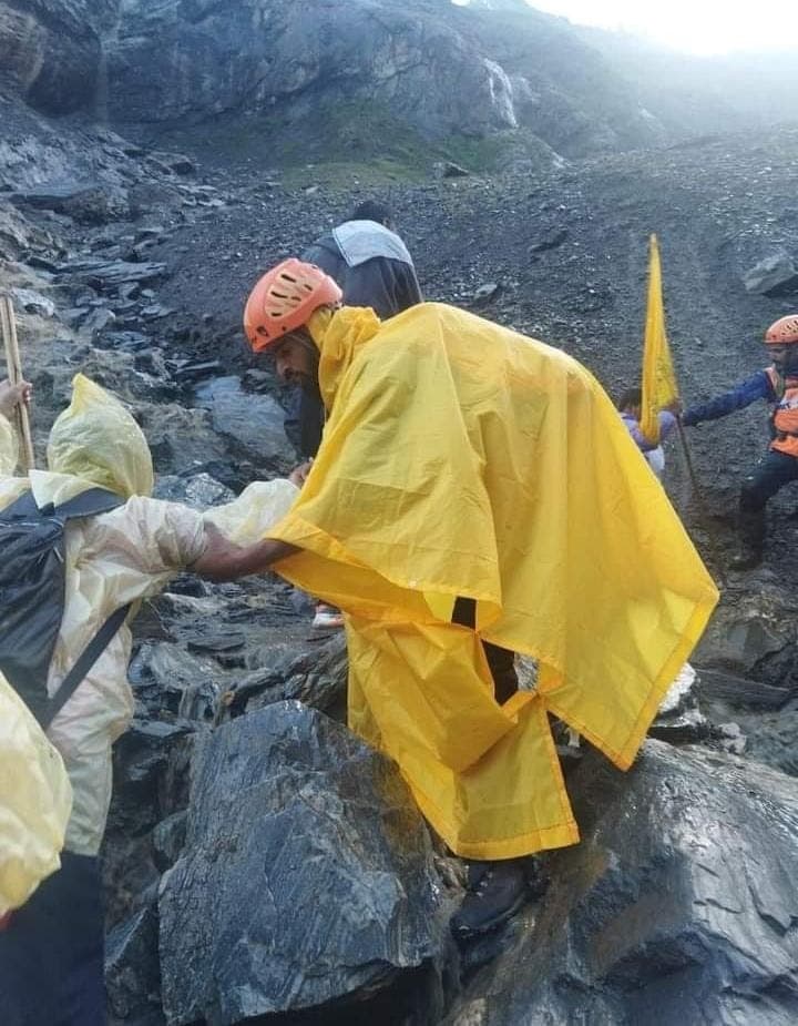 Amarnath Cloudburst: अमरनाथ आपदा में फंसे यूपी के सैकड़ों श्रद्धालु, हादसे के बाद परिजनों की अटकी सांस Amarnath Cloudburst: अमरनाथ आपदा में फंसे यूपी के सैकड़ों श्रद्धालु, हादसे के बाद परिजनों की अटकी सांस